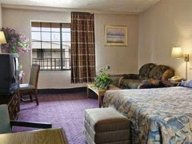 Rodeway Inn & Suites Denver Room photo