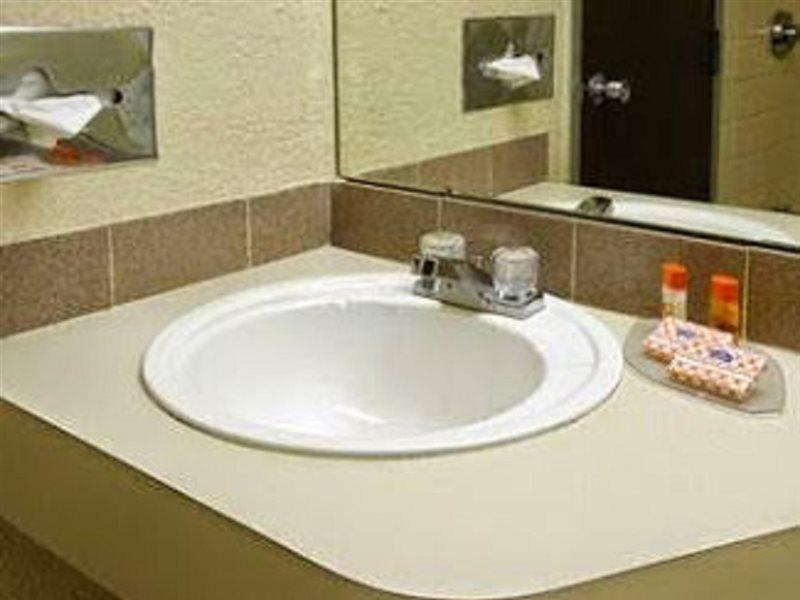 Rodeway Inn & Suites Denver Room photo